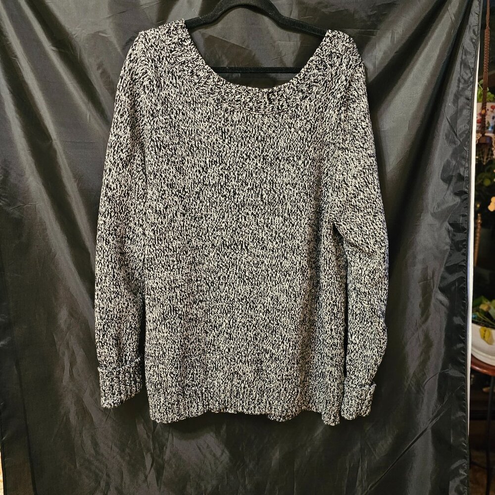 Lane Bryant black and white v neck sweater. Size 26/28 - Picture 5 of 5